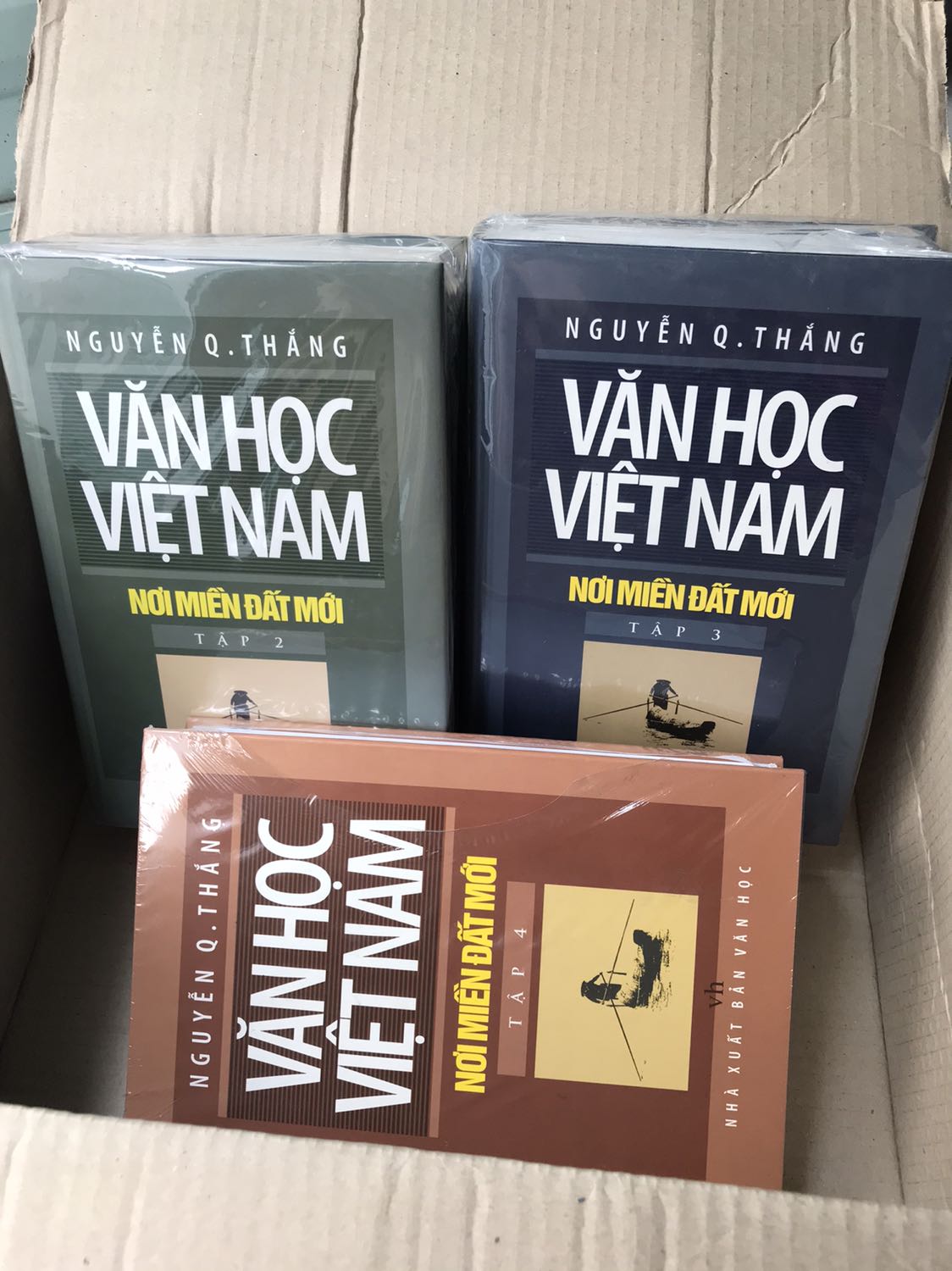 Giao hàng nhanh, sách vẫn còn mới, in đậm đẹp ko bị lỗi trang nào, bìa vẫn còn ngay thẳng, giá rẻ hơn ngoài nhà sách nhiều lắm. Đọc cực kỳ hay và bổ ích, có những tài liệu, những nhân vật ít ai biết tới nhưng tác giả vẫn tổng hợp dc và giới thiệu trong bộ sách này. Vd như vấn đề canh tân đất nước thời nhà Nguyễn, một số dịch giả học giả nổi tiếng ở miền Nam trc 1975...vv 
Cảm ơn tiki, mong là tiki sẽ bán thêm nhiều bộ sách bổ ích và hiếm hoi như thế này nữa