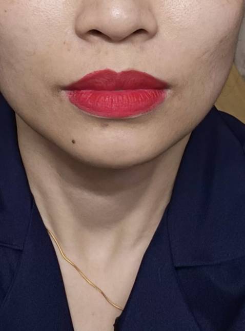 Son mềm mịn, mùi hơi hắc xíu. Màu #3 đỏ base hồng chứ ko fai đỏ thuần, nhưng đánh full môi cũng sáng da