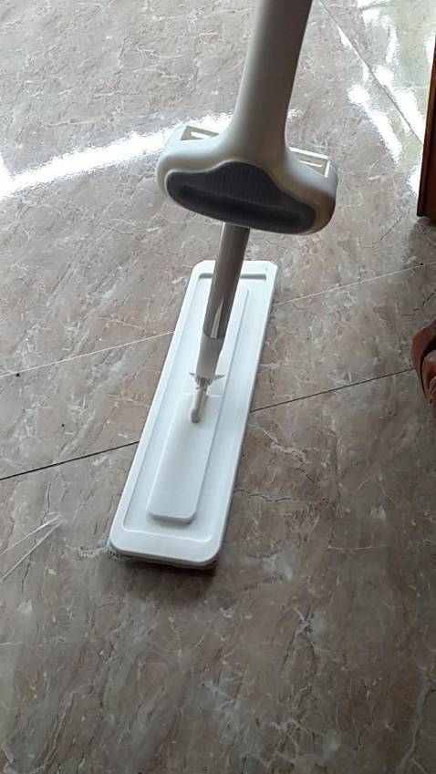 Trước nhà mình hay xài cái bộ lau nhà gia dụng bình thường ấy cứ phải dùng tay vắt rất là bất tiện luôn, vừa bẩn tay mà lại vất vả. Tham khảo mãi mới quyết định mua sản phẩmn này, tuy đã xem rất kỹ nhưng cũng khá bất ngờ về chất lượng :o khi dựng đứng cái là phần bông lau tự động gấp gọn lên rát hay. Gọn gàng và tiện lợi, bông lau mềm mịn bản lau to nên lau rất nhanh chóng. 1 sự lựa chọn đúng đắn, cảm ơn shop