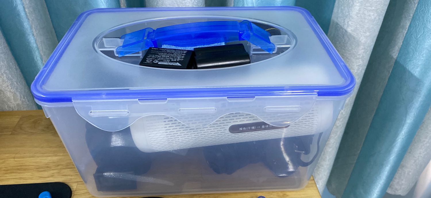 Mình bỏ hộp máy ảnh rồi lâu lâu lấy ra cắm điện thôi. Mà cắm lâu nhưng có mấy viên vẫn còn đen. Chắc là hết hút nước được nữa. Nói chung cũng được. Cho 4 sao.