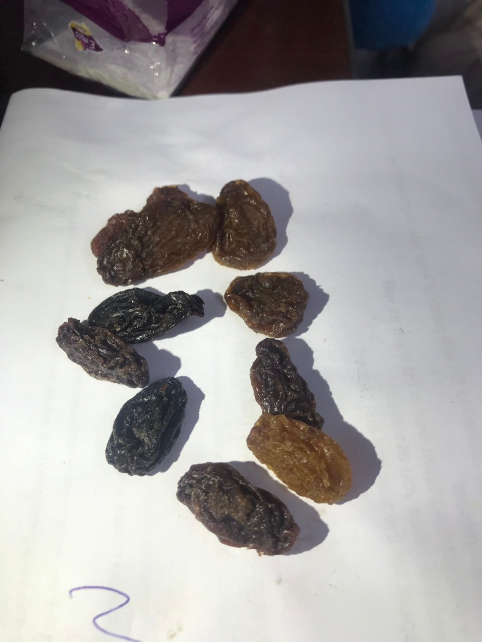 Quá buồn, 
thấy review khá ổn, mua 2hộp tikiNow, khui ra 2 hộp đều bị rỉ sét 1 hộp ít hơn.
tự trấn an xem chất lượng sản phẩm
thì nho khô bị ngã màu - lên mốc (xem hình mình chụp sẽ khác xa so với 1 bạn trước review)

như là hàng quá đát nhưng hạn sử dụng thì vẫn đến tháng 06/2020 zzzzzzzzzzzzzzzzzzzzzzzzzzzzzzzzzzzzzz