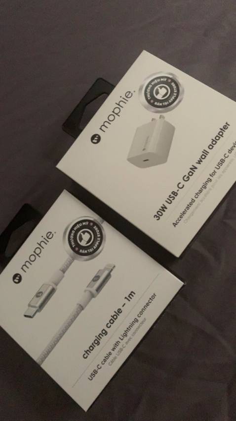 Kiện hàng giao hơi bị móp méo nhưng ko ảnh hưởnh tới chất lượng bên trong. Sp tốt sạc rất nhanh. Giao hàng nhanh