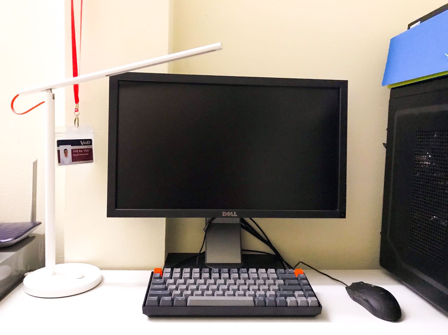 Đóng gói cẩn thận, hộp không bị móp méo. Thiết kế đèn gọn gàng, thanh lịch. Đèn có thể điều chỉnh được nhiệt độ màu, remote từ xa rất tiện. Chỉ có điều là nếu bóng đèn cháy thì có bóng rời để thay không?