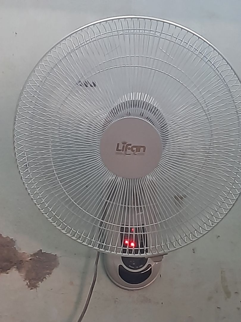 Quạt chỉ quay đc 2 hướng. Phù hợp phòng nhỏ.