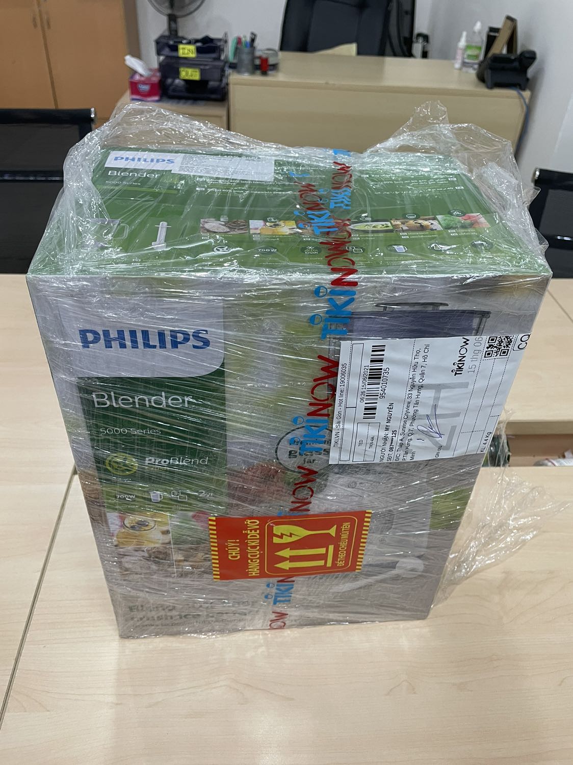 Giao hàng siêu nhanh, lại còn freeship.
Đã *** thử máy, chạy ngon lành. Còn xay nhuyễn hay ko thì mình chưa thử.
Cối thủy tinh hơi nặng nhưng cầm chắc tay, về lâu dài ko bị cũ, đục màu như cối nhựa.
Được giảm giá còn 1tr, khá là hài lòng ☺️