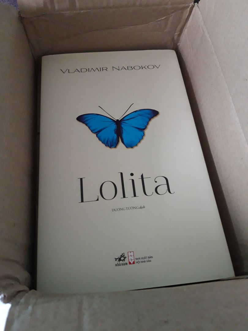 sách đẹp nhìn thích lắm, sách có cái bìa ngoài gỡ ra được, rồi cái ở trong mới là bìa  sách thật😂, lúc mở ra cứ tưởng sách nó rớt cái bìa, nói chung là sách nhìn đẹp và to lắm. Nội dung thì chưa biết nhưng mà đọc thử vài dòng thì thấy cuốn cuốn rồi đó.🙈