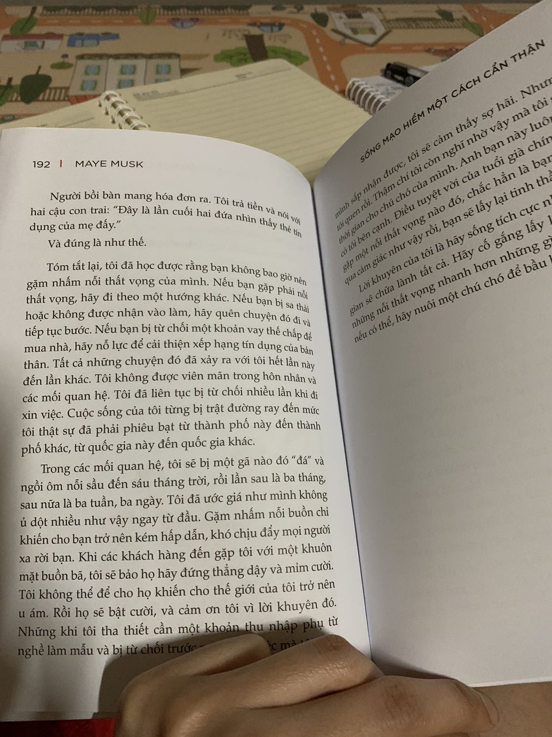 Cuốn sách dài 287 trang mình đang đọc đến trang 191. Nội dung sách đọc lúc đầu thì không thu hút nhưng càng đọc về sau càng thấy hay.  Mình rất thích. Nó giúp mình hiểu hơn về sự tự tin, về cách nuôi dạy con qua chính cuộc đời của tác giả. Một cuốn sách rất đáng để đọc các bạn nhé. 🌸🌸