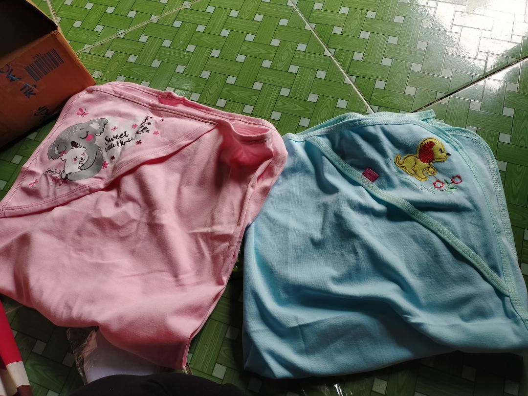 shop giao hàng y hình, mình mua hai cái hai shop khác nhau mà shop kia ko có quy tín mình chọn bé gái đi giao màu xanh rồi còn lỗi nữa để hình thì khăn tốt hai lốp mà giao cái mùa xanh thấy ghê. cảm ơn shop mình đã giao mình cái màu hồng và đúng mẫu của shop.