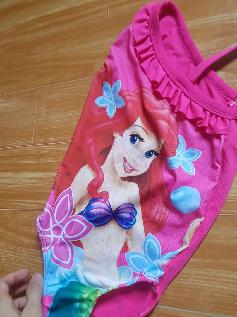 đồ bơi bé mặc dễ thương lắm. bơi lội cũng thoải mái nữa nha