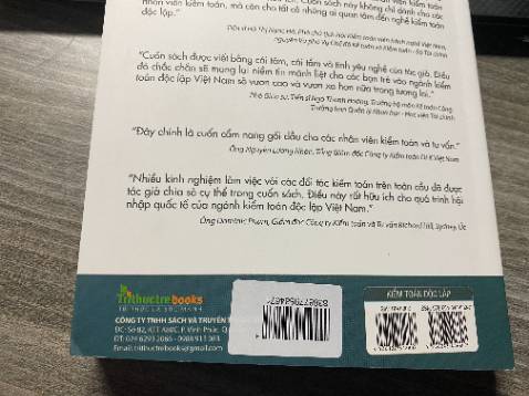 Khổ sách bị cắt lỗi, bị vát hẳn phần lề dưới gây cảm giác sản phẩm không được hoàn thiện. Đề nghị được đổi trả sản phẩm như trên mô tả