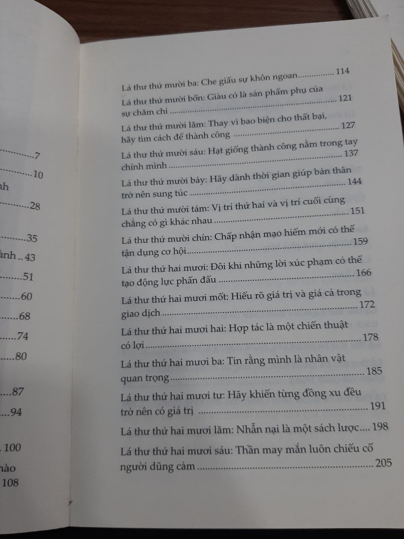 Sự thịnh vượng và giàu có của gia tộc Rockefeller bắt nguồn từ những lời khuyên mà Rockefeller để lại cho con cháu.

Thế hệ này qua thế hệ khác đã ngày đêm nghiên cứu, tiếp thu những lý luận ấy và đem ra thực hành, để truyền thống được lưu truyền, thế hệ này ưu tú hơn thế hệ sau.

Trong suốt cuộc đời mình, "Vua dầu mỏ" đã viết tổng cộng 38 lá thư để dặn dò con trai bằng những bài học trong kinh doanh, cuộc sống mà bản thân ông đã từng trải qua và tự mình chiêm nghiệm