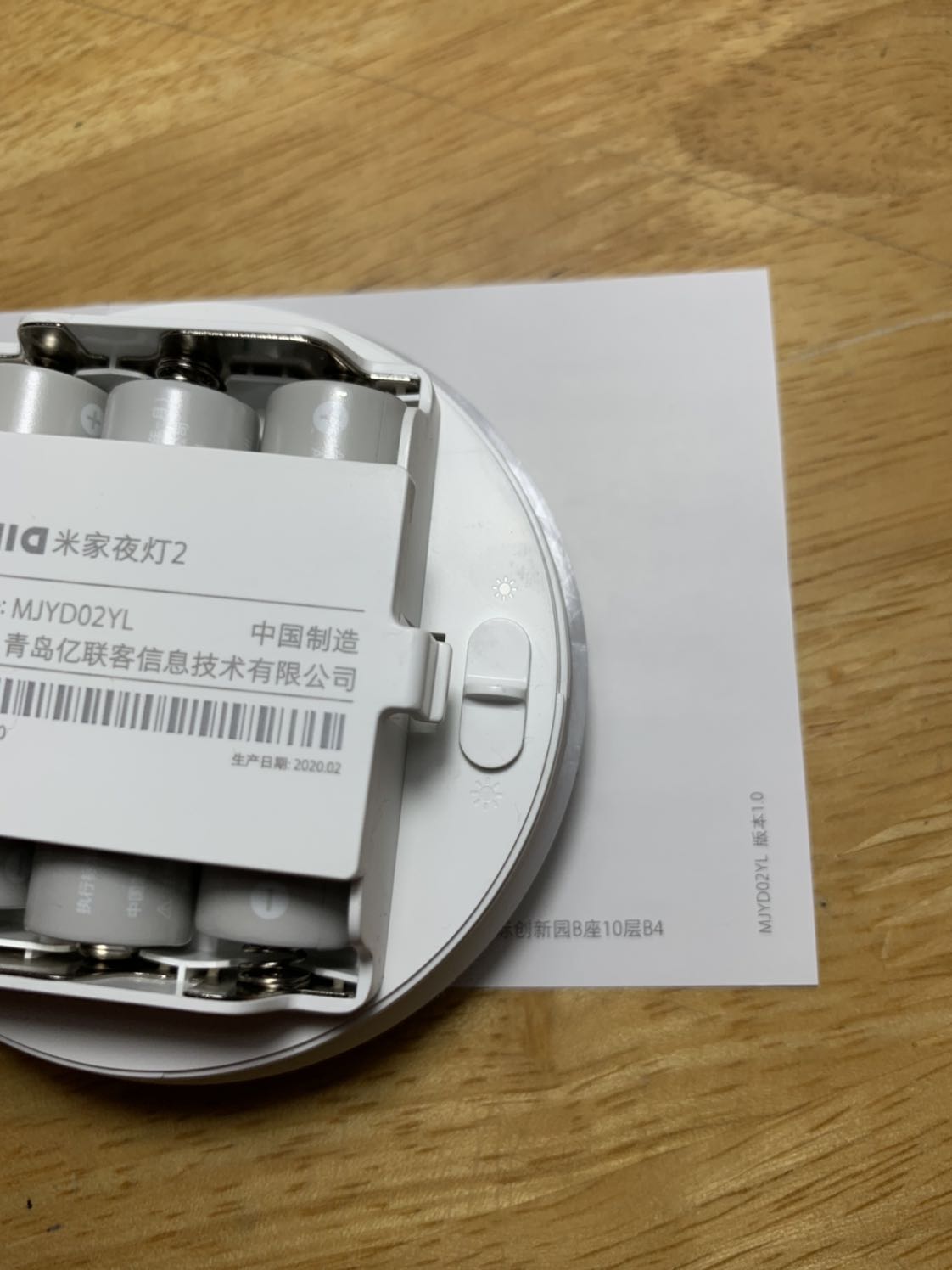 Cảm biến quá kém, xoa tay trước đèn vài cm cả chục giây cũng ko thấy sáng. 
Sản phẩm đã qua sử dụng, rất nhiều vết xước răm, có cả dấu vân tay dính từ lâu, lau ko sạch. 
Đề nghị đổi sản phẩm mới hoặc trả lại.