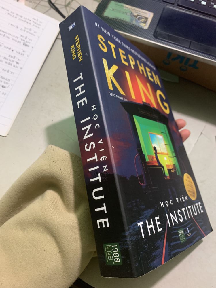 Cuốn đầu tiên của bác Stephen King mà mình đọc. Phải nói là nd của nó vô cùng xuất sắc. Một thế giới fantasy đc tạo ra hoàn toàn bằng trí tưởng tượng. Tiểu thuyết kinh dị kịch tính, ám ảnh nhưng vẫn đậm tính nhân văn. 
Mình mua giá 130k hội sách cuối năm mn có thể tham khảo