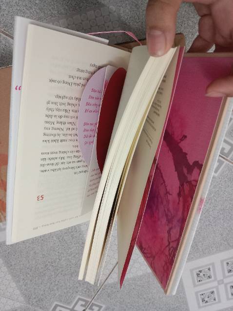 Sách đóng gói kĩ, ko bị hư hại gì hết, sách cực đẹp luôn nha mọi người, có bìa áo còn được tặng thêm quyển út quyên và tôi