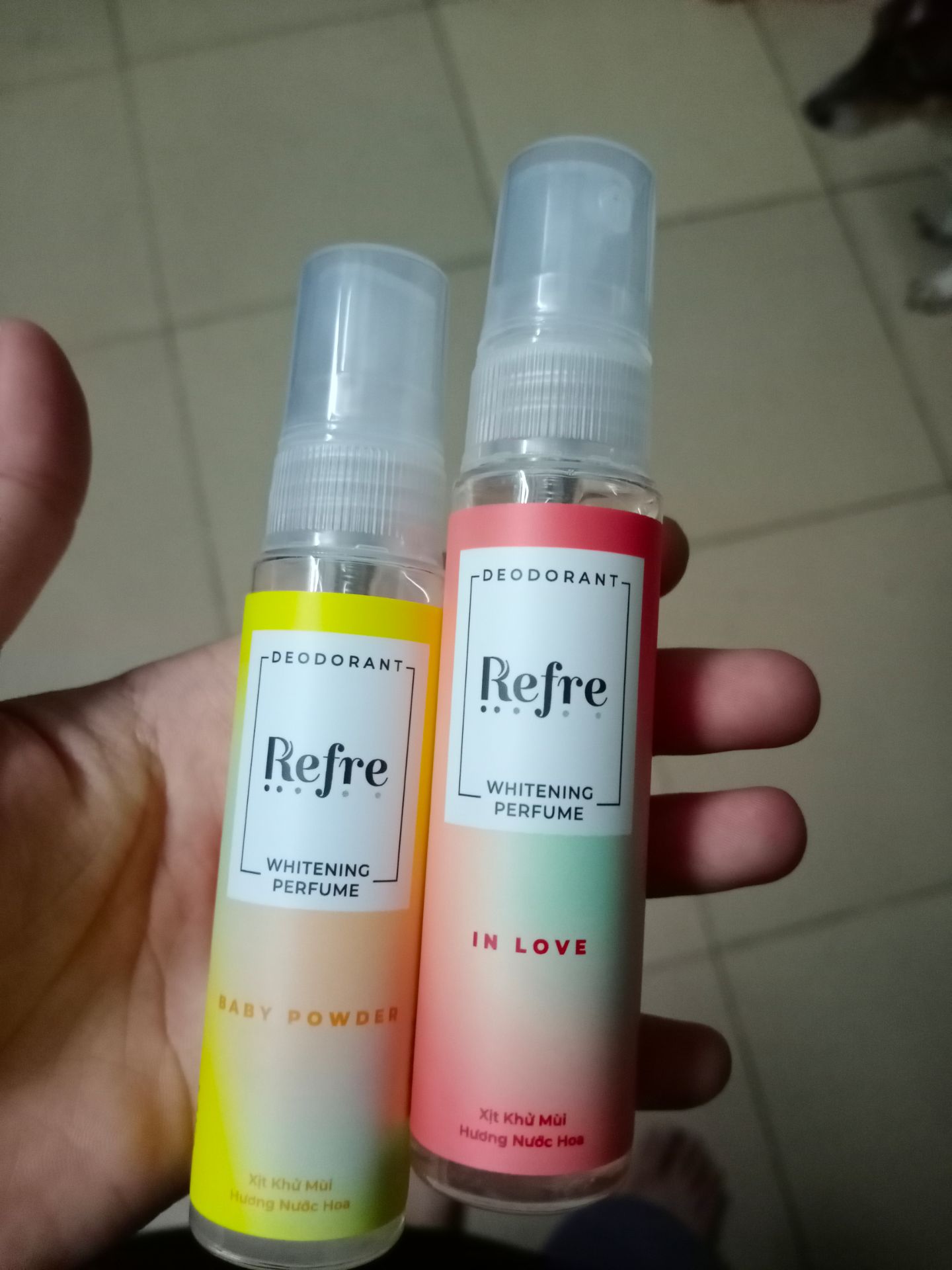 2 mùi này thơm lắm, màu vàng nghe mùi phấn baby xịt phát đi ngang còn nghe mùi, màu đỏ thơm ngọt ấm hợp vs ai ghét mùi gắt,mới đặt tối hôm qua sáng giao rồi nhất tiki