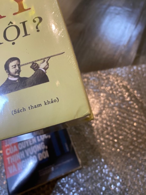 Sách nguyên bọc nilon nhưng bị cấn móp 2 góc