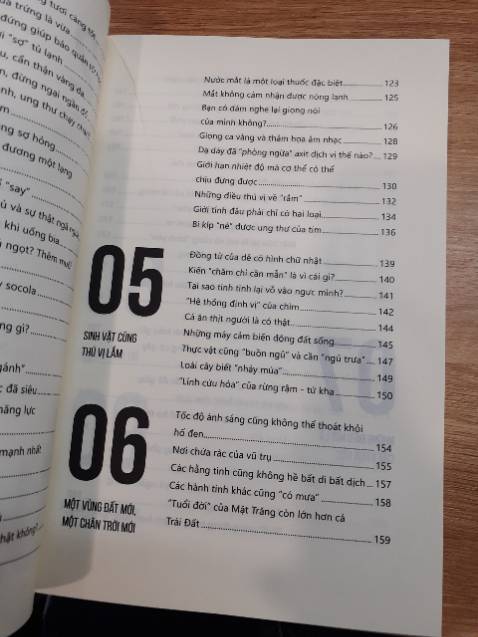 Sách xinh lắm mọi người ạ, ngoài đời bìa còn đẹp hơn, in rõ chữ. Mình đặt sáng mà chiều thấy ship luôn rồi. Cuốn này đúng kiểu trả lời 10 vạn câu hỏi vì sao luôn, có những kiến thức tưởng bình thường nhưng đọc rồi mới thấy bất ngờ vì bình thường không mấy để tâm. Nói chung là siêu hay siêu cuốn, cung cấp nhiều kiến thức thú vị, mình ưng lắm.