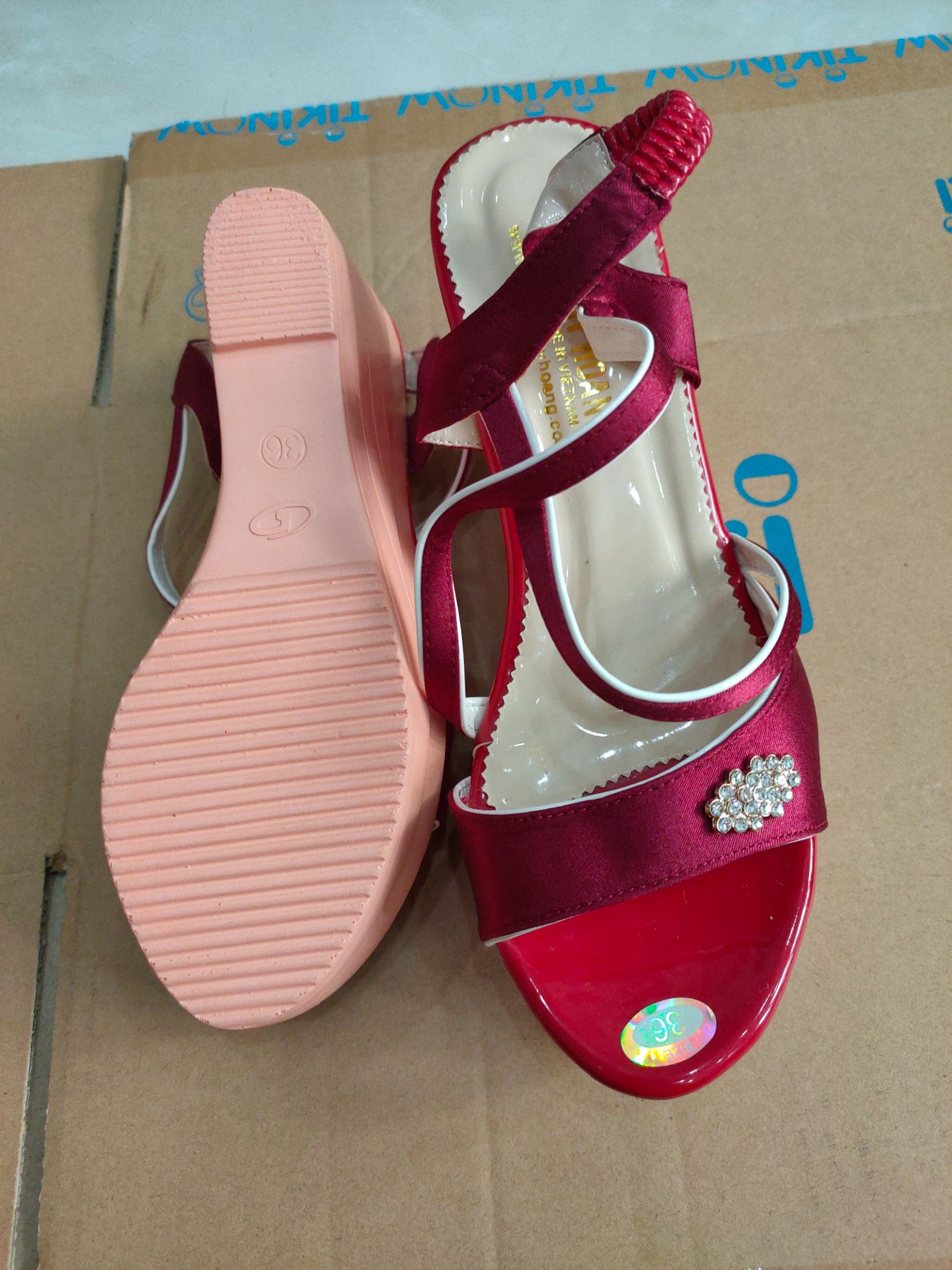 Dép đẹp, nhìn vậy mà nhẹ lắm... Giao hàng nhanh chóng