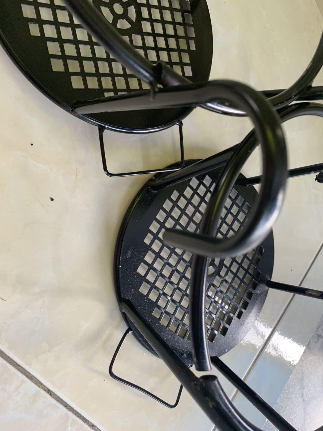 Chất lượng sơn kém, luc tháo vỏ bao ra sơn rớt đầy nhà dính đầy tay. Lớp sơn bong tróc và các mối hàn k đều. Nói trung là k tốt nhưng treo chậu hoa lên thì vẫn đc. Độ bền thì chưa biết ?