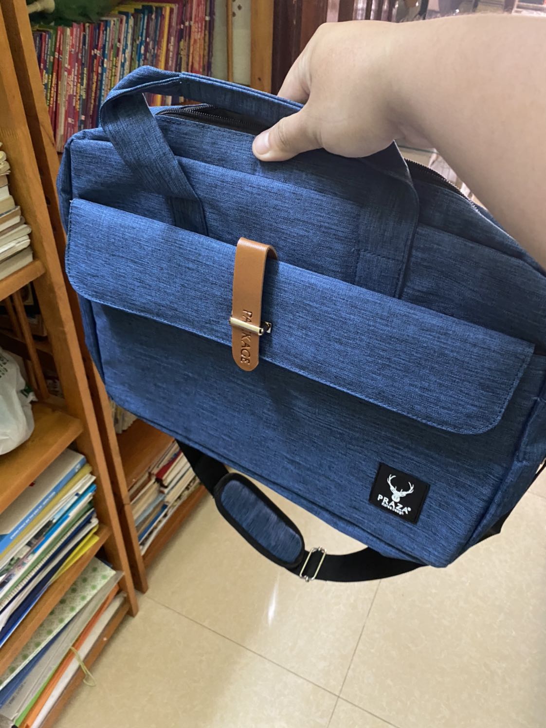 Ngoại hình đẹp, màu sắc bắt mắt hấp dẫn.
Tuy nhiên, phần xử lý mùi (có lẽ là màu nhuộm) chưa thực sự tốt. Mình nhận về thấy mùi màu nhuộm nồng nặc khá khó chịu, chắc phải giặt qua rồi mới xài được.