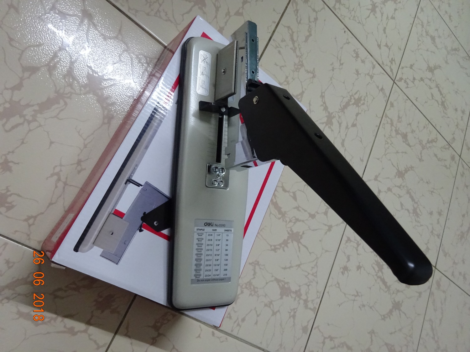 Tôi vừa nhận được một sản phẩm tuyệt vời, mới toanh, không tì vết. Thật đáng đồng tiền.
Bấm kim hoạt động rất tốt, bấm nhẹ nhàng, không tốn sức phải đè ấn. 
Tôi cũng cảm ơn đội ngủ TiKi, làm việc có trách nhiệm, có tâm huyết. Sẳn sàng, luôn bên cạnh khách hàng, luôn đáp ứng yêu cầu khi cần thiết. 
Cảm  ơn các bạn rất nhiều.