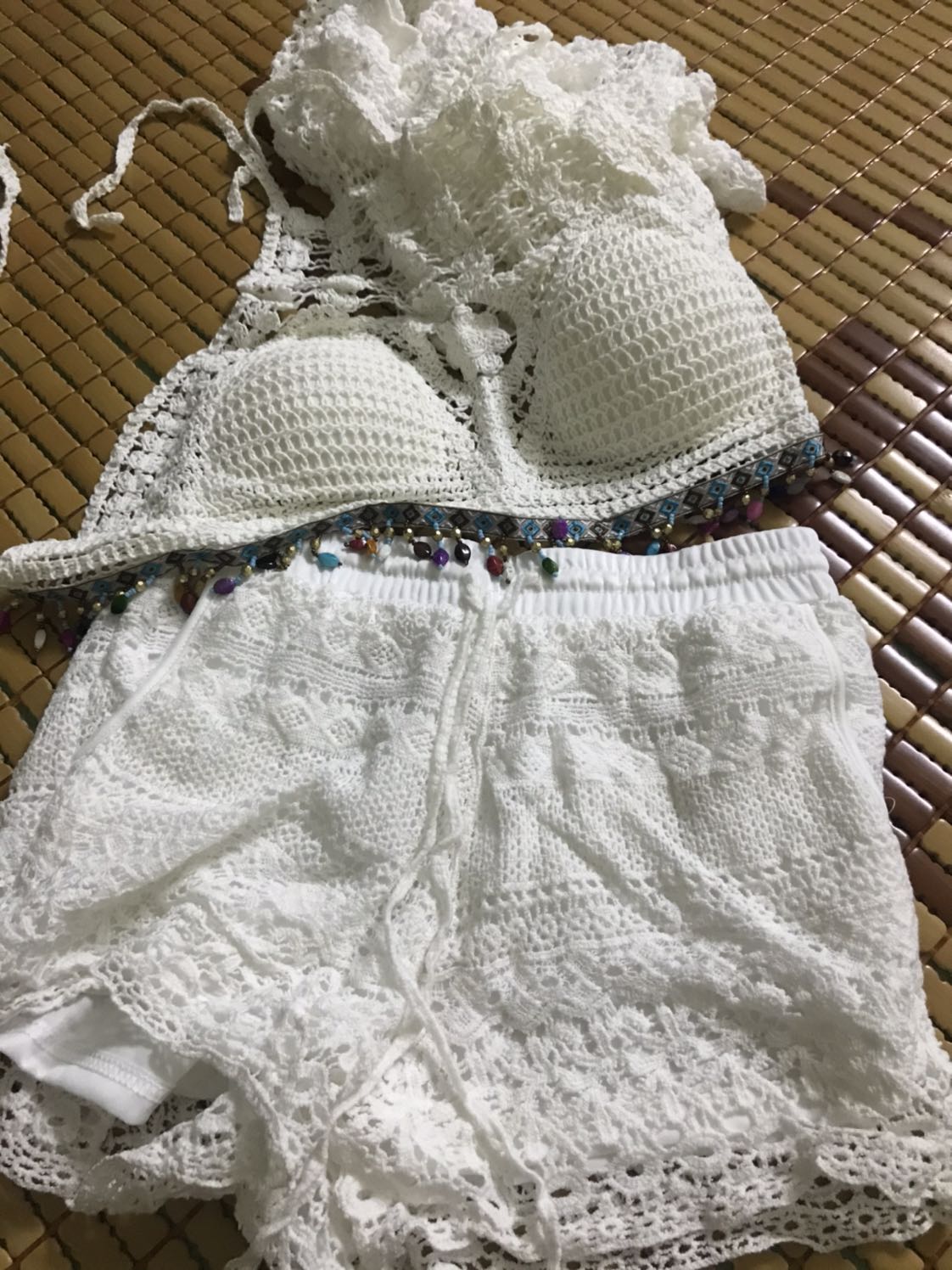 Mình mua màu trắng để có quần chân váy như mô tả trên hình mà cuối cùng giao quần. Nghĩ giá mắc hơn thì ok hơn cuối cùng vẫn giao quần. Áo quần khác màu nữa