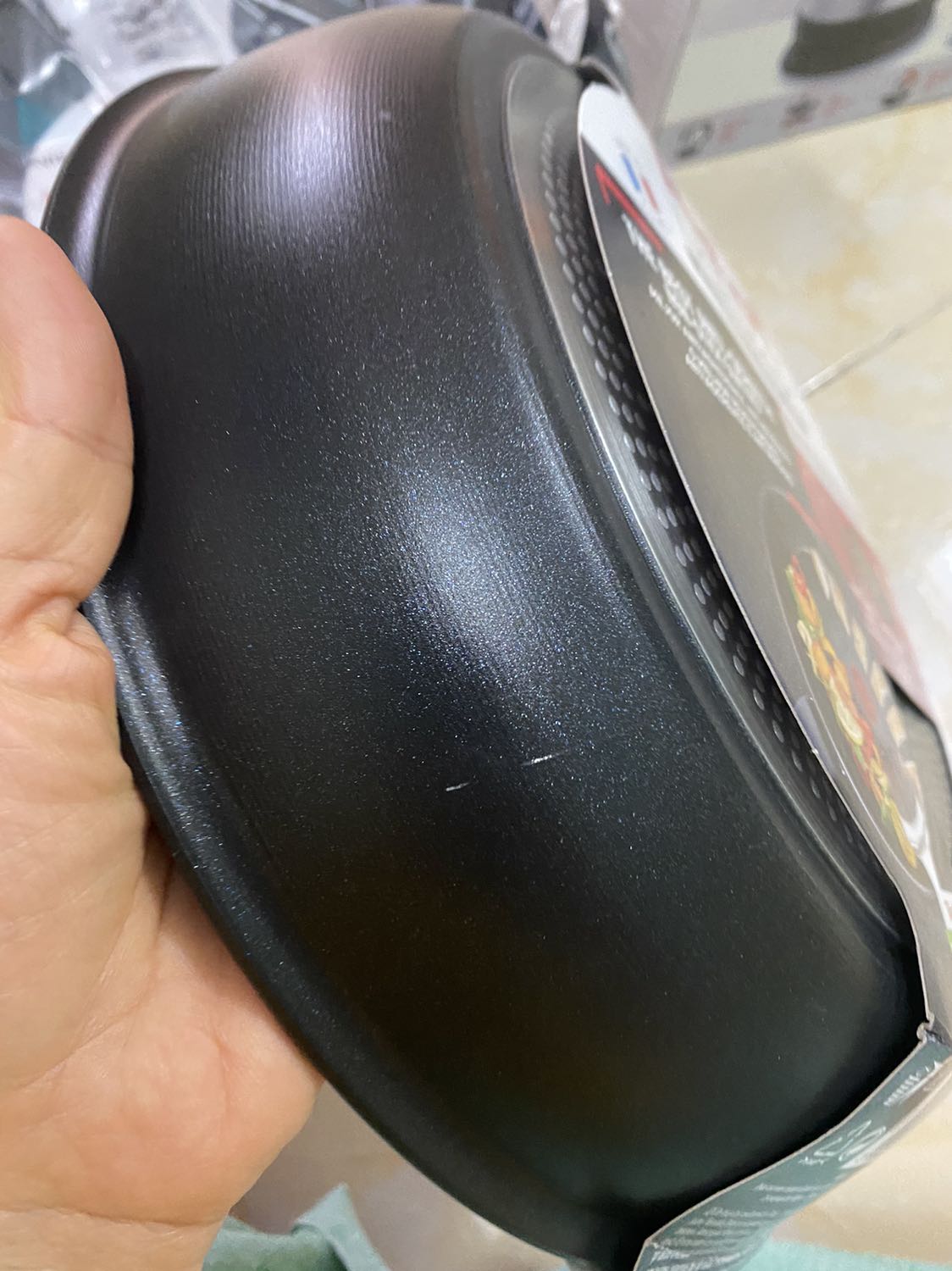 Mua 1 chảo đc 4 món, tổng thanh toán là 1.144k. Nhưng mà chảo bị xước 2 chỗ, chảo nặng 1.3 kg nên chắc cũng hơi nặng, còn chảo đc tặng là dòng rẻ nhất của Tefal sx tại TQ nặng 0.6kg. Nói chung là ok, tốt.