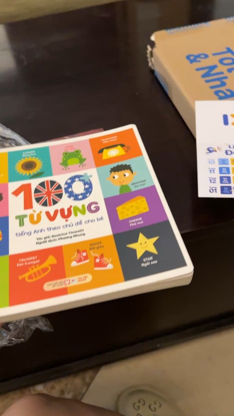 Sách rất đẹp, màu sắc rực rỡ, hình vẽ và chữ dễ nhìn. Sắp xếp các chủ đề hợp lý. Giá tốt, tiki giao nhanh, nv dễ thương, nhiệt tình. Tuyệt vời.