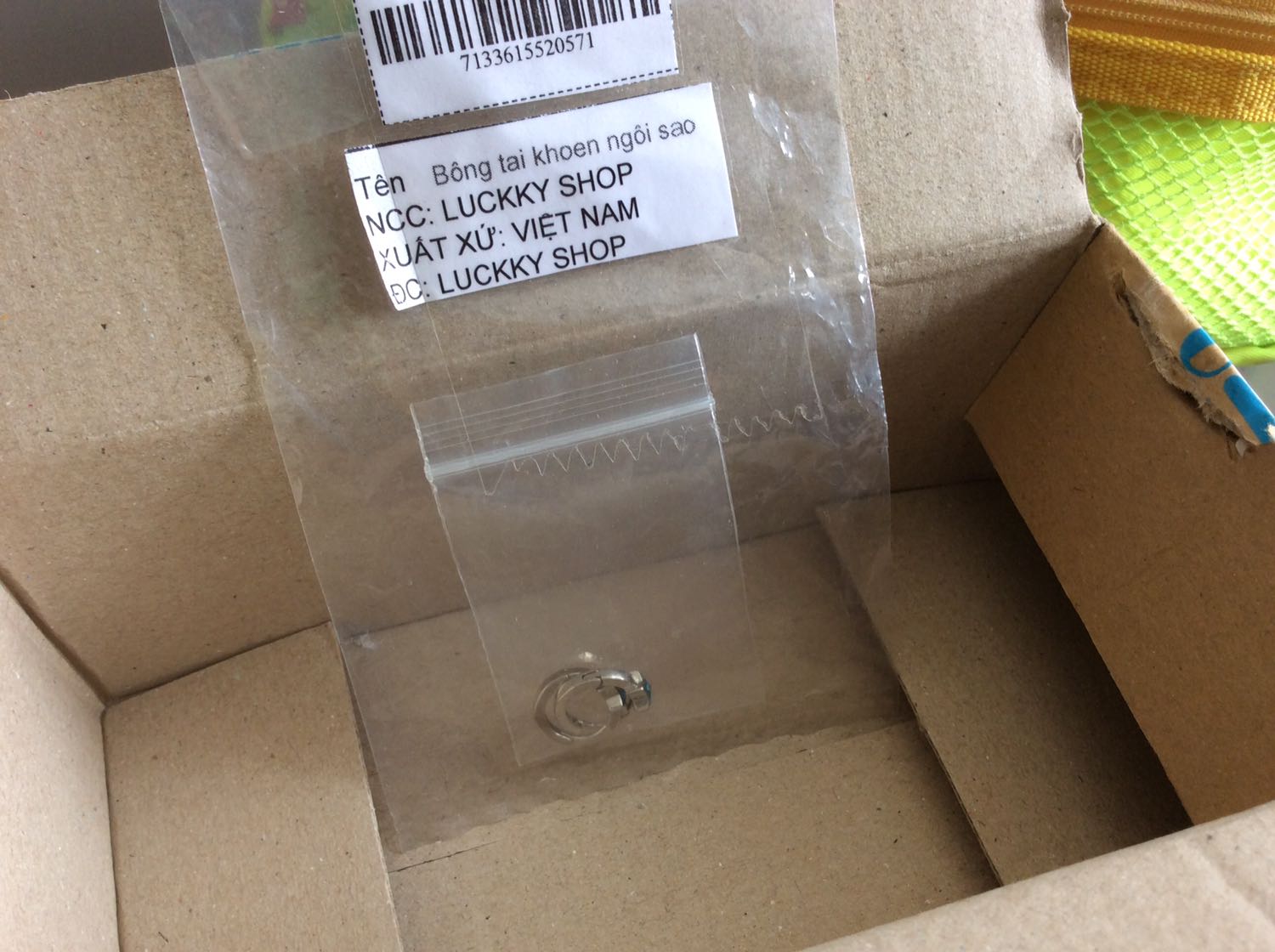 Sản phảm rất đẹp và đúng mô tả. Tuy nhiên có 1 bên chốt không cài được