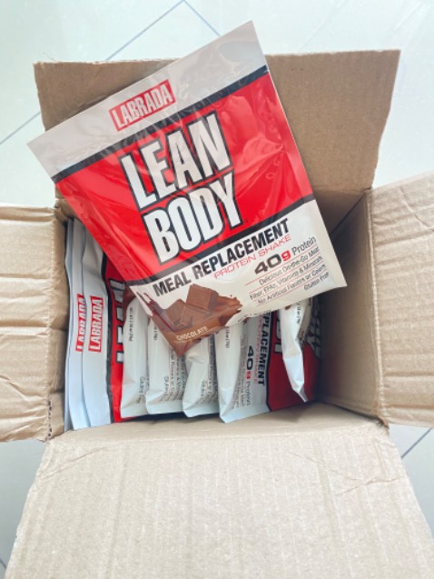 Vị chocolate khá dễ uống tuy với mình hơi ngọt một chút. Đóng gói kiểu này rất tiện lợi đặc biệt với những ai hay đi công tác, du lịch, giúp bổ sung protein để duy trì cơ do ăn uống trên đường đi khó mà đảm bảo dinh dưỡng được. 
Nên mua kết hợp với hũ to để dùng ở nhà thì sẽ kinh tế hơn.
Shop giao nhanh!