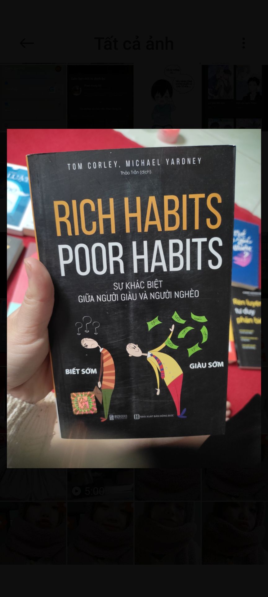 Mua nhiều đc tặng Flashcard với bao lì xì, chưa đọc nên chưa biết nội dung hay không nhưng đọc phần gthiệu thấy nội dung ổn, bìa với giấy ok. Riêng cuốn này vs 1cuốn nữa là có bọc bìa nguyên tem sách mới còn lại đều ko có tem bọc sách với lại có vài cuốn còn bị xước qtqđ như để cũ lâu lắm  r ( nhưng giá cả sale nên ko đòi hỏi nhiều, bn nào quý sách như vàng thì nên cân nhắc) , điểm trừ là đóng gói qúa tệ ,lúc nhận cái kiện hàng mà hết hồn ,nó te tua móp méo bong keo gần như sắp rơi sách ra ngoài r!! khách hàng bỏ tiền ra mua sách chứ ko phải xin ạ nên mong shop cân nhắc cẩn thận khi đóng gói vì mình đọc thấy nhiều bạn nhắc shop vđề này r mong shop cải thiện. Mong shop thông cảm cho mấy lời góp ý của mình, c.ơn shop đã đọc