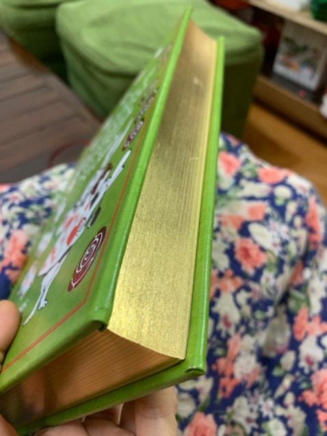 Sách đẹp lắm, bìa cứng, thiết kế đẹp, có nhũ vàng ở cạnh các trang sách nhìn giá trị hẳn. Sách dày nhưng cầm lại nhẹ tay. Giấy hơi ngả màu nhìn classic và ko bị loá như kho đọc trên giấy trắng tinh. Chữ và tranh trong truyện in rõ nét.
Mình rất hài lòng ❤️