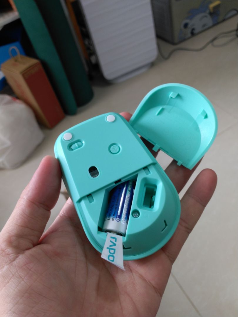 Chuột kết nối Bluetooth, wireless giá rẻ, chất liệu phủ nhám sờ rất đã, nhưng dễ bẩn, kết nối hơi khó, do đèn nháy báo ở mặt trên, chuột nhỏ nên nhẹ, ko bám theo di chuyển như người dùng muốn 100%