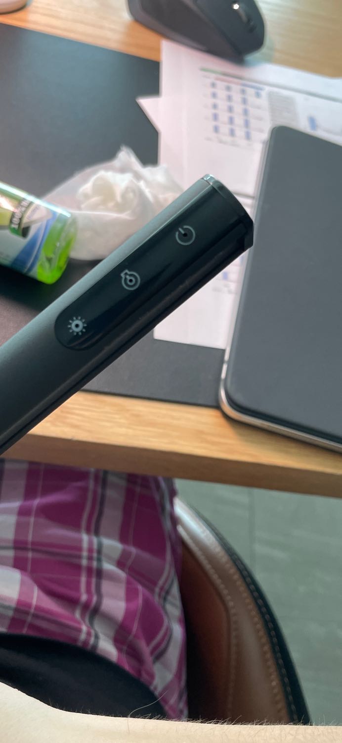 Quá thất vọng, bán hàng không giống hình chụp. Bộ kẹp không giống hình chụp, không kẹp được vào màn hình Dell. Nút thì cảm ứng chứ không phải nút vặn như hình, mình chọn mua cái này vì nó là nút vặn chứ nút cảm ứng thì đã không mua rồi.