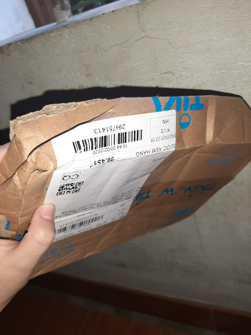 sách bọc không kĩ càng nhăn trầy xước.
Không hiểu sao chiều t2 tiki bảo là đã giao hàng thành công mà t3 mới nhận được hàng??
Hộp đựng hàng thì nhàu nát?