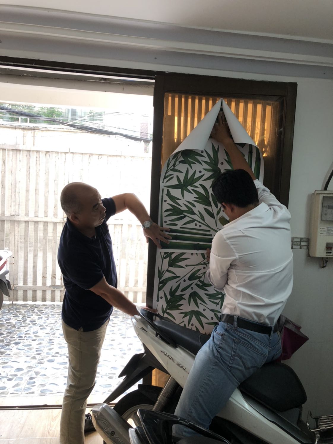 Làm sao để sản phẩm sau khi dán có kích thước 2,95x1,65 m đây, rõ ràng là cố tình đánh *** người dùng, sản phẩm không đúng như mô tả