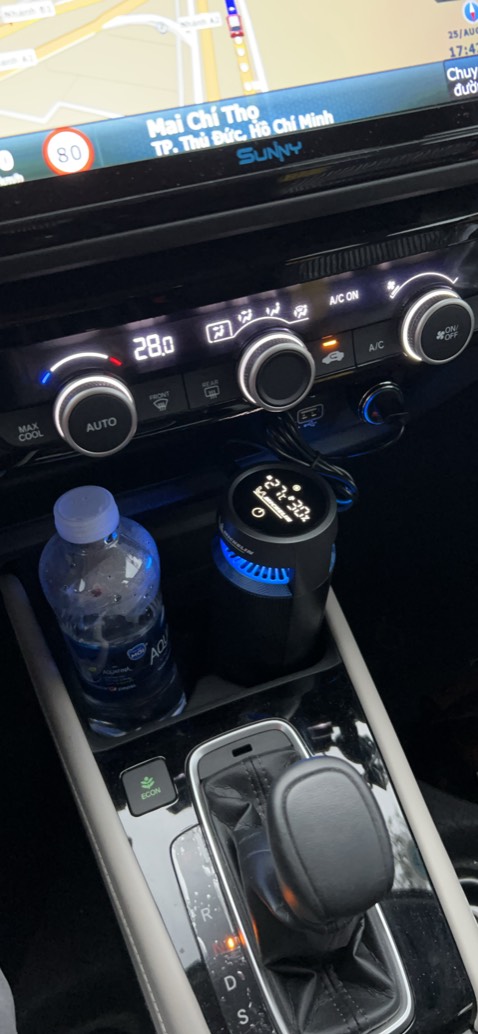 Màu trên nắp không biết là có thực sự hút được không, vì bên trên trắng bóc, toàn đèn Led nhảy không. Chưa kể là hút không khí ở đáy chỗ để ly thì k biết bụi có chui vô đó k.