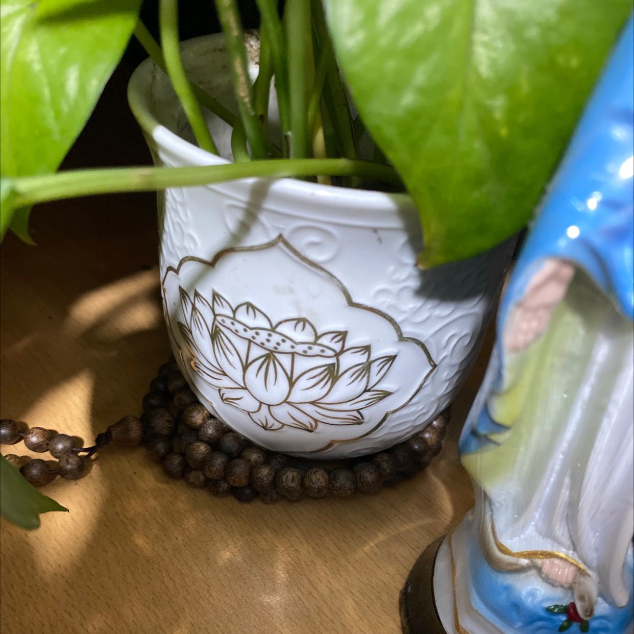 Vòng bình thường, không nghe mùi thơm của hạt. Giá vậy nên chất lượng vậy.