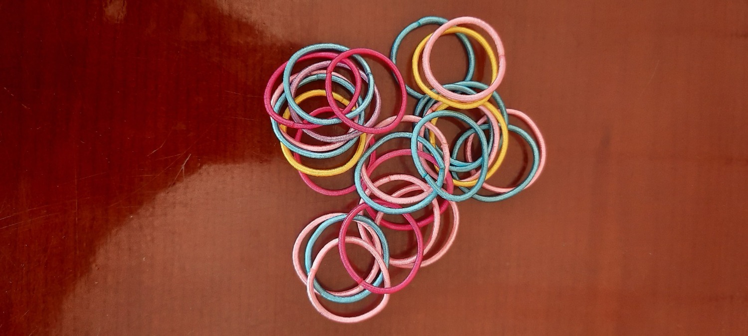 Sản phẩm bán không giống với hình đăng tải quảng cáo khiến người mua bị nhầm, nhận sp không hài lòng chút nào.mặc dù giá trị không cao nhưng như vậy là shop không uy tín. Sp như hình đăng tải mình đã dùng, sợi dây vòng to, mềm, độ co dãn tốt. còn sp shop bán ra nhỏ bằng 1/2 hình đăng tải, dây cứng, độ co dãn kém.