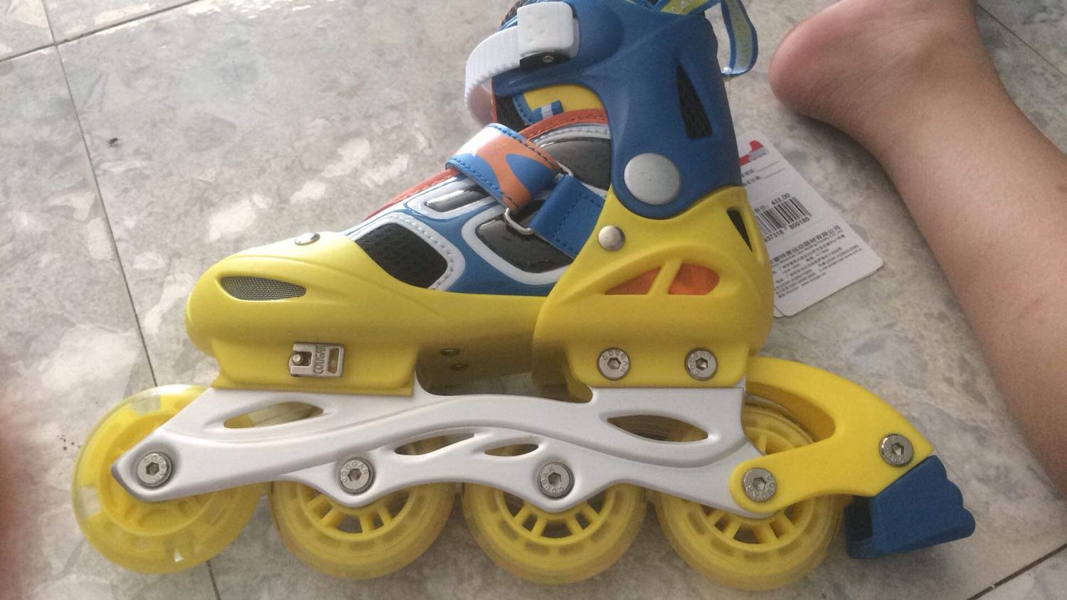 Cảm ơn shop nhé! Giầy chất lượng và sản phẩm đẹp như hình vậy. Tiki lại giao sớm trước dự kiến 1 ngày nữa, mình không nhận giầy trực tiếp nhưng nghe mẹ nó lại là a shiper rất nhiệt tình ạ giải đáp các thắc mắc của nhà mình các thứ nhé.. Nhưng shop ơi do mình đang đi nghĩa vụ lại không nắm rõ cỡ chân của em gái nên có đặt mua size M mà giờ e nó nhận hàng thử bị chật chân nên muốn hỏi shop đổi lại thành size L được không ạ, shop giúp em với chứ lâu lâu e mới mua được đôi giầy tặng e gái mà giờ lại không đúng size cũng buồn lắm ạ :(