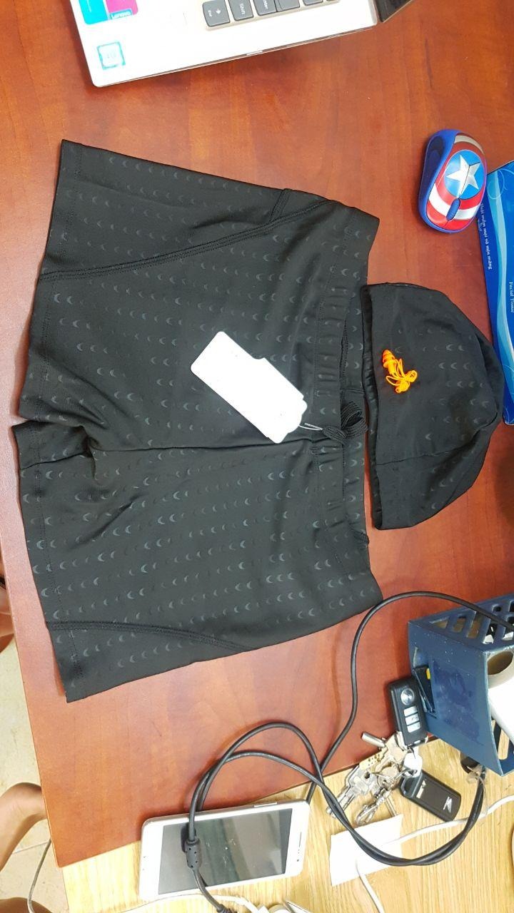 Sản phẩm giao hàng nhanh , đặt sáng chiều có đi bơi *** luôn . Hàng giao đầy đủ phụ kiện có kèm quà tặng hợp lý nón bơi và bịt tai nên khỏi phải mua thêm gì cả . Mẫu thì như hình chụp , vải mặc mát , vừa form không bị lộ hàng :)) Đánh giá 5 sao cho chất lượng