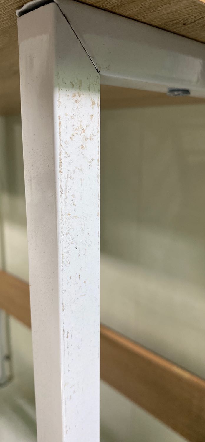 hợp túi tiền sinh viên và người thu nhập thấp, ngoại quan đẹp. Chất lượng không ổn. Mối hàn mỏng manh, cắt hàn xấu. Đóng gói tệ. Nên lót thêm giấy hoặc nilong giữa các lớp mặt bàn và chân bàn để tránh vận chuyển hư hỏng. Cty vận chuyển đã tệ, người bán hàng đóng gói càng tệ, sản phẩm đến tay khách hàng chẳng khác gì đồ cũ.3 sao cho chất lượng. 2 sao cho đóng gói và vận chuyển.