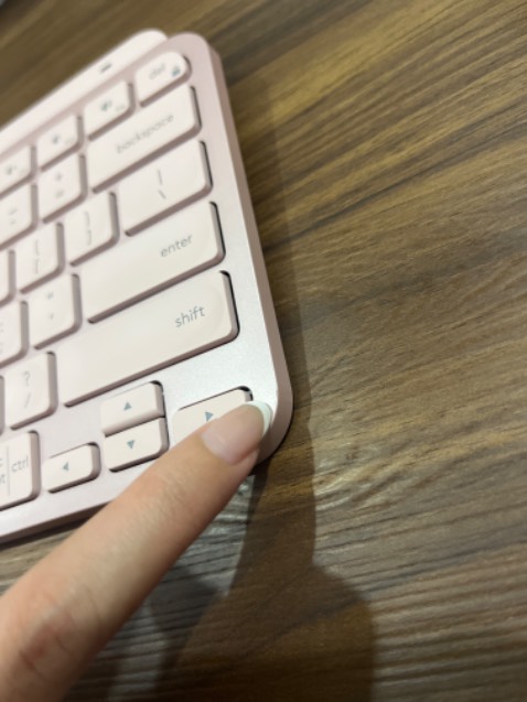 Gõ êm, thiết kế miễn xinh, sang.
Tiki đóng gói kỹ nhưng mở hộp ra thấy vết móp rất nhỏ, hơi buồn tẹo.