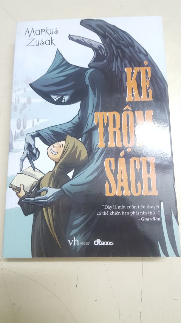 Tiki giao hàng nhanh. Mình đặt lúc 20h50 mà ngày mai 14h đã nhận được sách.
Tuy nhiên sách bị dơ ngay ở gáy sách. Do mình đã xem phim này rồi nhưng vẫn muốn đọc truyện. Truyện hay hơn phim khá nhiều.