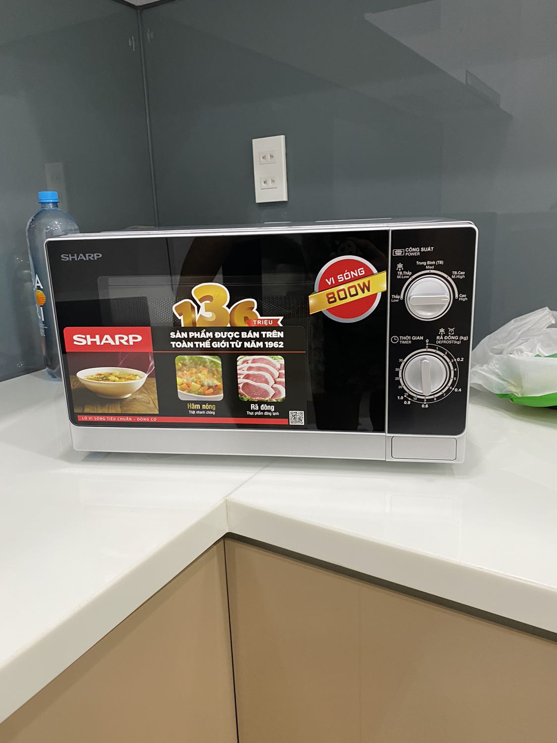 mặc dù hẹn T7 nhưng T6 đã giao rùi, shipper đt báo trc 1 tiếng để confirm mình trc khi ship. lò vi sóng rất đẹp so vs các loại cùng dòng. lúc đóng/mơ kêu khá to tuy nhiên điều này là bthg. giá rất oke lun mình trả bằng thẻ visa nên chỉ còn 1370k, quá hợp lí.