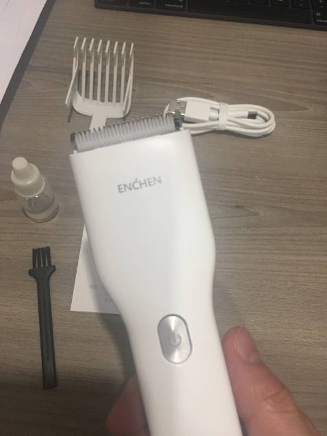 Sản phẩm rất phù hợp cho mùa dịch Covid luôn. Tóc thì dài quá nên nhờ có tông đơ này mà mọi căng thẳng trên đầu đều tan biến nhé.
Máy có nhiều nấc để cắt tóc dài ngắn khác nhau. Hiện mình cắt tròn hết đầu với 2,1 cm. 2 bên và sau gáy thì cắt 3mm. Khá là nhanh và tiện lợi nè.
Còn được tặng khăn choàng cắt tóc khi mua nữa nên rất là tuyệt vời nè.