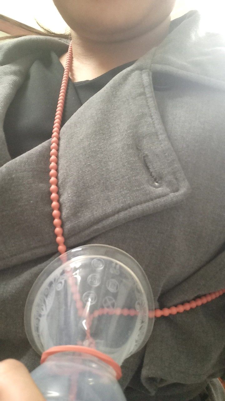 Đang ngồi làm ship gọi ra nhận hàng, demo cho các mẹ luôn, hút sữa k pải giữ tay mà k sợ con đạp bung ra nữa Đang ngồi làm ship gọi ra nhận hàng, demo cho các mẹ luôn, hút sữa k pải giữ tay mà k sợ con đạp bung ra nữa