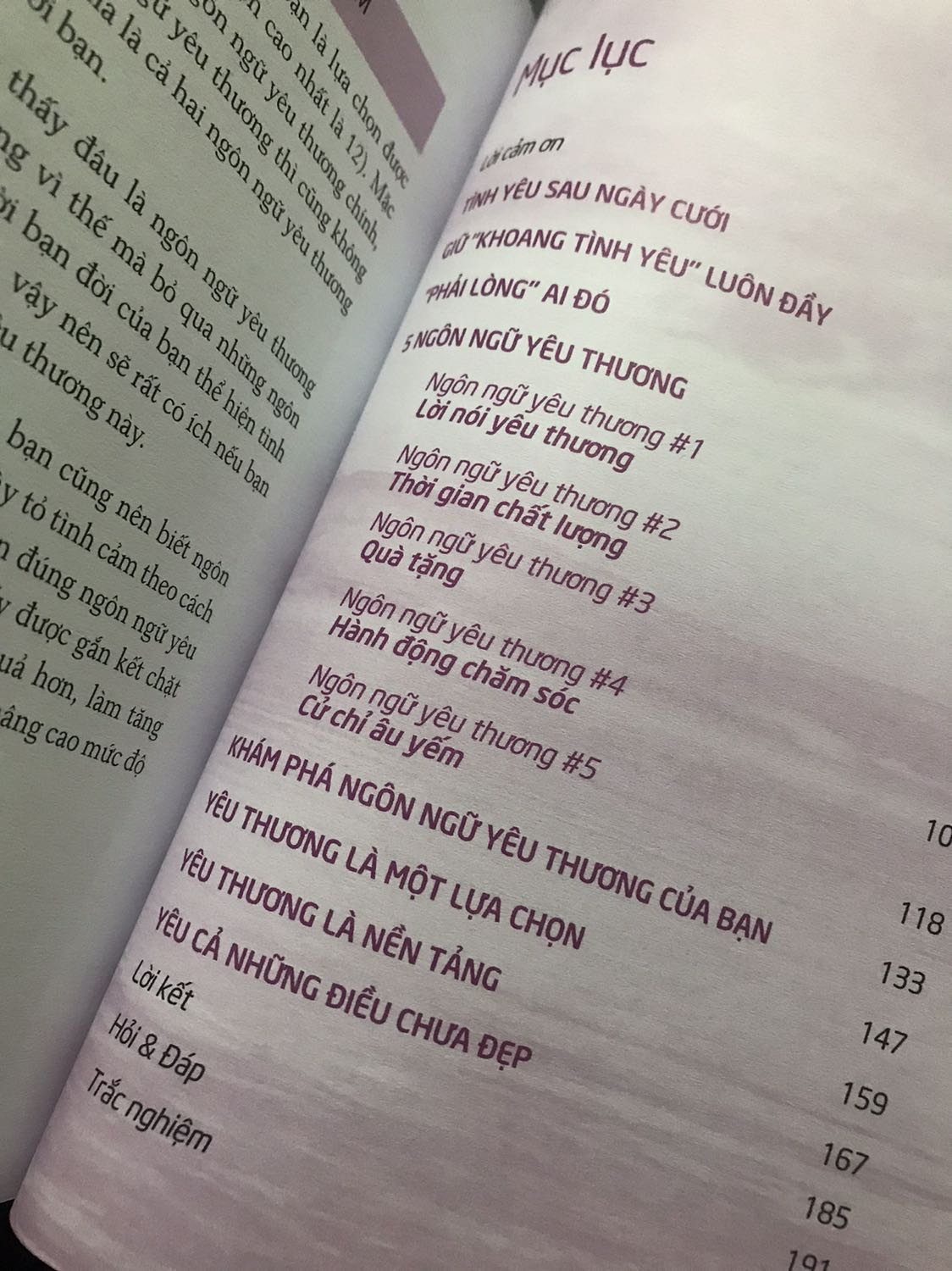 Qua lời khuyến đọc của một người quen, mình biết đến cuốn sách rồi quyết định mua và đọc nó. Phải nói đây là một quyết định rất sáng suốt của mình. Theo góc nhìn của mình, đây là một cuốn sách nói về tình yêu dựa trên nền tảng của khoa học hay hơn bất kì cuốn ngôn tình nào mình từng đọc. Nó thực tế, dễ cảm và áp dụng được. Hmmm thì loại trừ việc bạn đang FA không có ai để ứng dụng (đùa chút thui ^^)

Tuy độc giả mà tác giả muốn hướng tới là những người đã kết hôn, đã trải qua giai đoạn yêu đương cuồng nhiệt (giai đoạn đầu của bất kì cuộc tình cảm nào đều có)... nhưng với một đứa còn đang ế là mình thì mình lại học được từ đó rất nhiều. Không chỉ là cách ăn nói, cư xử sao cho dễ cảm, dễ mến mà còn là sự mở mang vốn hiểu biết, tri thức của mình về tình yêu và quan niệm sống. 

Qua cuốn sách mình học được cách để biểu lộ được tình cảm của mình dành cho đối phương một cách đúng nhất. Để họ luôn thấy mình trân trọng và yêu thương họ qua cách tìm hiểu về ngôn ngữ yêu thương chủ đạo của họ. Ngôn ngữ yêu thương chủ đạo của bạn là gì? Quà tặng? Hành động chăm sóc? Lời nói yêu thương? Thời gian chất lượng? Hay cử chỉ âu yếm?

Nếu bạn chưa biết về những thuật ngữ hay còn mơ hồ nhưng muốn tìm hiểu sâu về nó thì cuốn sách này phù hợp dành cho bạn. Nếu như bạn đang trong một mối quan hệ trục trặc, bạn nên tìm đọc cuốn sách này. Nếu như bạn quan tâm đến đời sống tình cảm, bạn nên tìm hiểu về nó. Có một câu nói rất hay mình muốn chia sẻ với các bạn: “Khi chưa biết về hôn nhân thì chúng ta đã có gia đình”