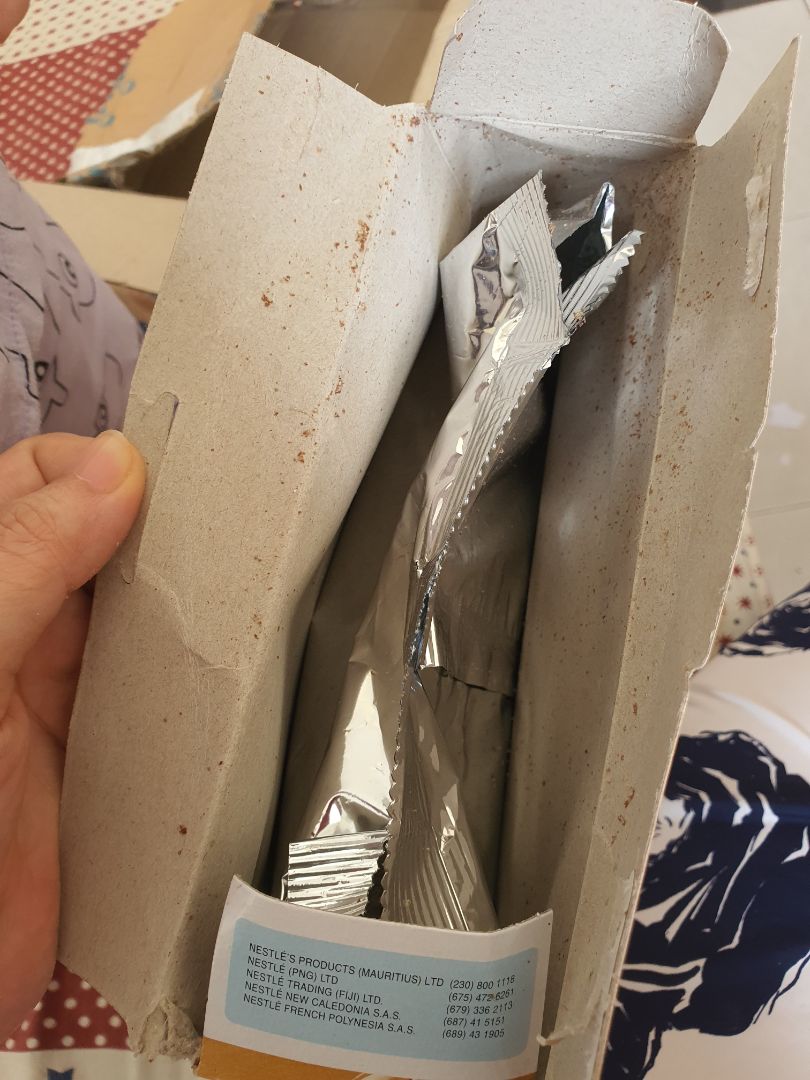 hộp bánh đặt từ 14/7 mà 16/9 mới nhận được hàng, thùng hộp móp méo, bịch bách bị rách bể, bánh bên trong chai cứng hết k ăn được. đề nghị đổi trả hàng.