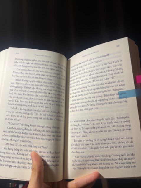 Giao hàng nhanh, sách bọc đẹp.
Đã đọc hoàn tất cuốn này. Cuốn này bắt đầu với khá nhiều nhân vật có những cái tên khó nhớ, mối quan hệ giữa các nhân vật cũng nhì nhằng. Đôi lúc tác giả nói vua xứ Ithaca thay cho Odysseus, thật sự là những cái tên quá là khó khăn với mình. Chưa bao giờ đọc 1 cuốn phải vẽ sơ đồ để nhớ. 
Nội dung nói về Achilles, được sinh ra từ người mẹ tiên biển và người cha phàm tốt bụng lại còn là king. Rồi thì tình yêu, lòng kiêu hãnh của chàng, những việc chàng phải nghe theo số phận. Đôi lúc thấy chàng đúng là kẻ bám váy mẹ. Mẹ chàng như mọi người mẹ khác, đểu mong con mình khoẻ mạnh, thành thần, vĩ đại. Điểm nữa mọi việc đều phải cúng tế, hiến lễ vật ( nghe như đút lót), sẽ có được ưu ái, sự bảo vệ của thần linh ( quan to lo cho dân nếu dân cống lễ nạp).